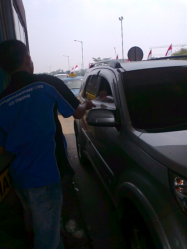 pembagian brosur di gerbang tol