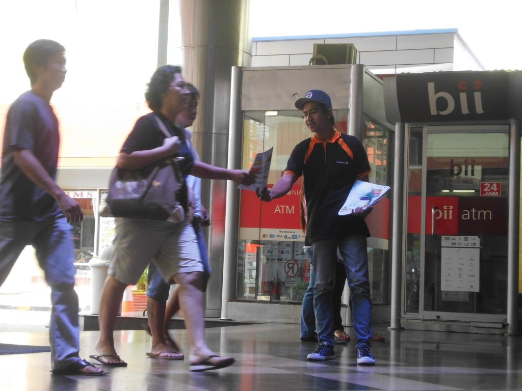 pembagian brosur di mall
