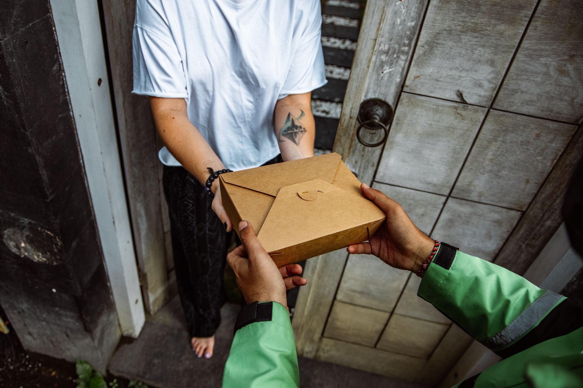 Sales door to door marketing Tebet menawarkan produk langsung ke rumah warga.