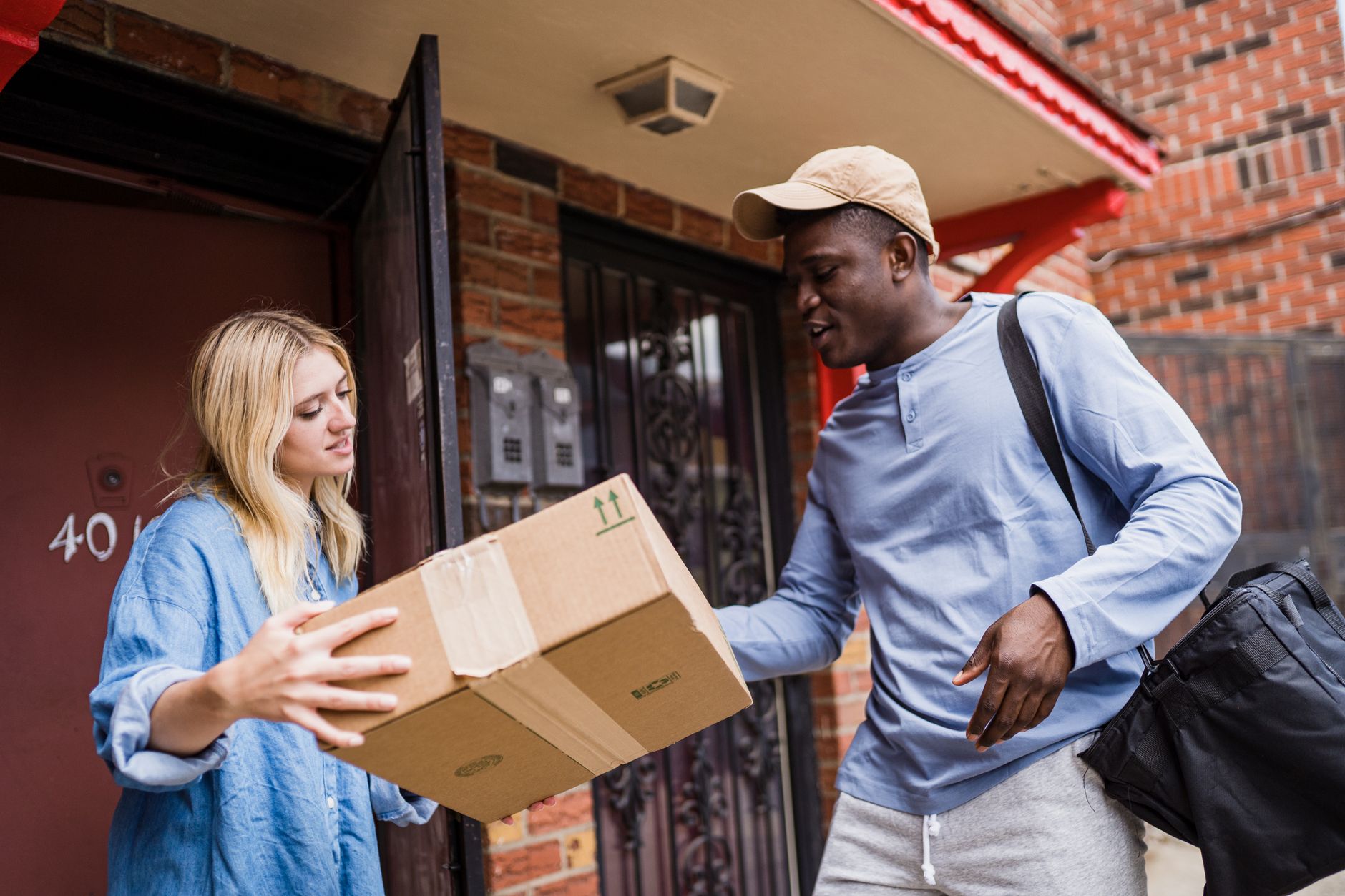 Tim sales profesional menjalankan strategi door to door marketing Pasar Minggu ke rumah warga.